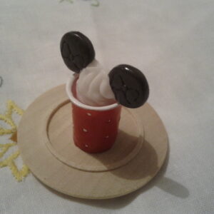 Kafíčko se sušenkami a dřevěný tác