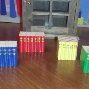 knihy, domeček pro panenky