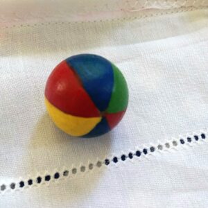 dřevěný míč pro panenku