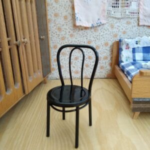 černá kovová židlička, nábytek pro panenky