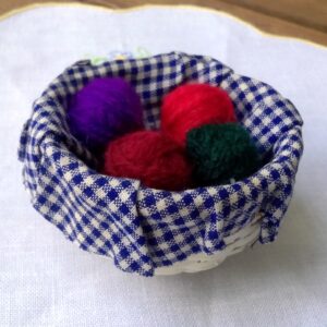 košík s pletením, miniatura