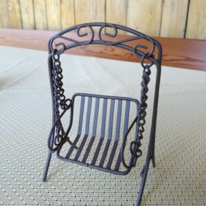 kovová houpačka pro panenku