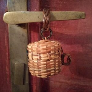 proutěný košík pro panenky