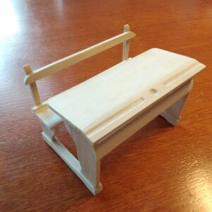 školní lavice panenky