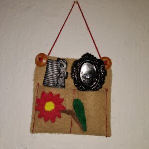 hřebínek, zrcátko, doplňky pro panenky