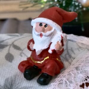 Santa sedící s cukrovou hůlkou