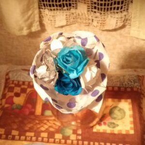 Kytička modrých růží se stříbrnou v papírovém lůžku
