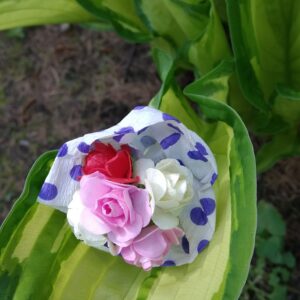 Kytička  růží v papírovém lůžku