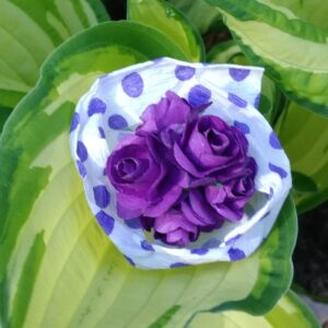 Kytička fialových růží v papírovém lůžku