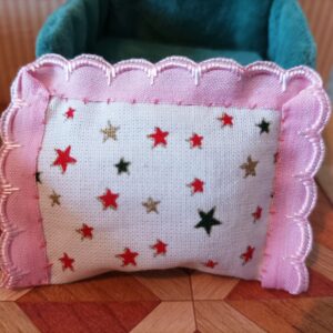 Polštářek s růžovou lemovkou