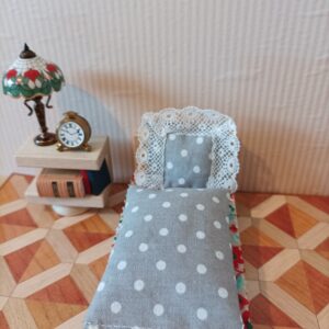 Peřinka šedá na malou postýlku