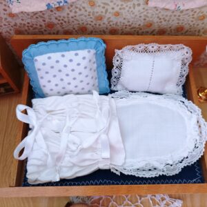 Bílá zavinovačka s krajkou č. 4 pro panenky