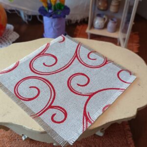 Ubrus s červenými vlnkami