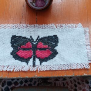 Prostírání s červeno-černým motýlkem