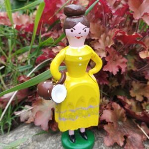 Panenka/selka s hnědým džbánem