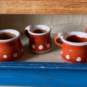 Hrníčky v cihlově červené barvě