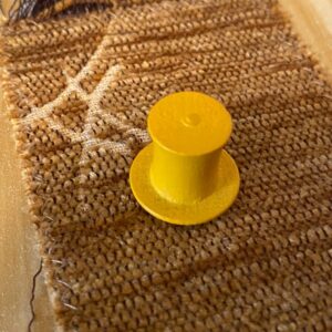 Dřevěný klobouček žlutý