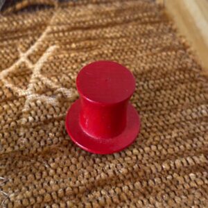 Dřevěný klobouček červený