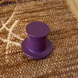 Dřevěný klobouček fialový