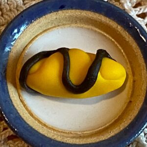 Croissant zdobený čokoládou