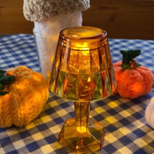 Funkční lampa v medové barvě