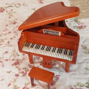 Klavír větší v barvě ořechu