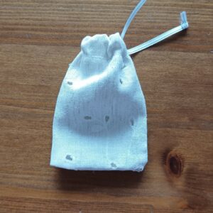 Malinký látkový sáček s děrovanými kvítky