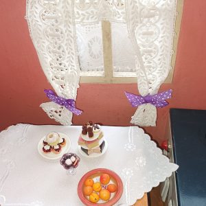 Záclonka s fialovými mašličkami